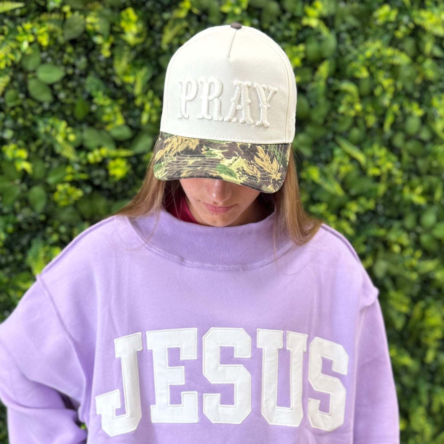 Hat- PRAY Bubble letter (Off White/Camo bill)